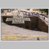 19287 12 222 Beginn der Timkat-Prozession an der Felsenkirche Bet Giyorgis - Lalibela - Aethiopien 2012.JPG